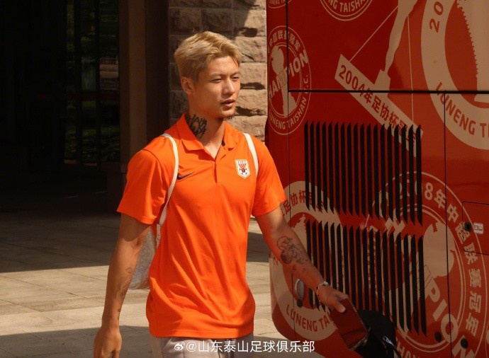 kaiyun.com-泰山队今天下午启程前往上海，准备与上海申花队的中超联赛