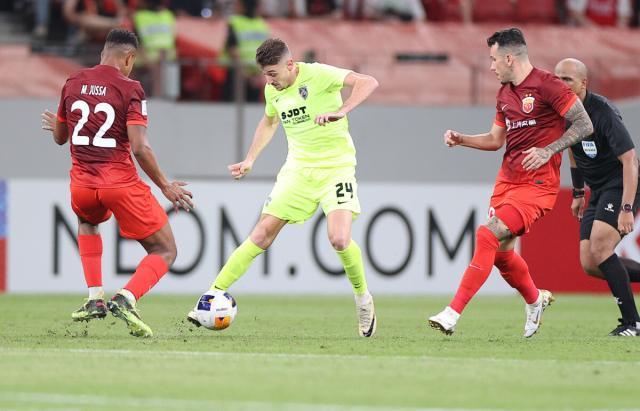 开云体育-【亚冠】古斯塔沃波普破门 海港2比2柔佛无缘开门红